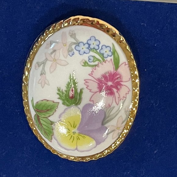Aynsley Floral Design Brooch - Picture 4 of 5